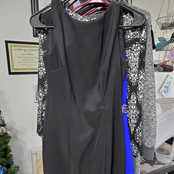 Dresses - Picture 7 of 9